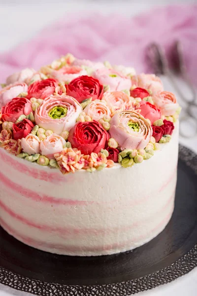 Tarta de cumpleaños con crema. Hermosas rosas crema . —  Fotos de Stock