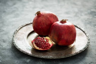 Vintage bir tabak içinde kırmızı Lal. Güzel bir ışık ile karanlık bir yerde. Karanlık yatay fotoğraf 2:3. Kopya alanı.