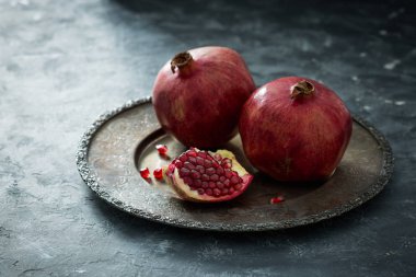 Vintage bir tabak içinde kırmızı Lal. Güzel bir ışık ile karanlık bir yerde. Karanlık yatay fotoğraf 2:3. Kopya alanı.