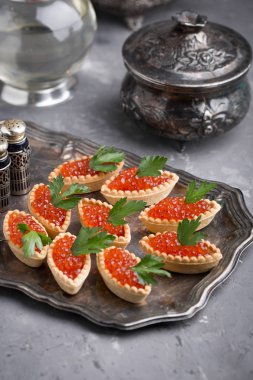 Kırmızı havyar, şenlikli bir tablo. Balık davranır. Vintage çanak çömlek