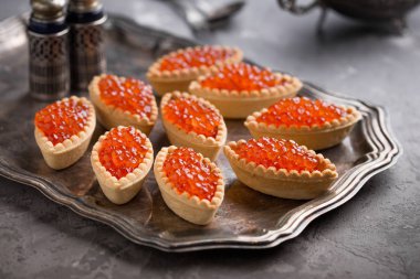 Kırmızı havyar, şenlikli bir tablo. Balık davranır. Vintage çanak çömlek