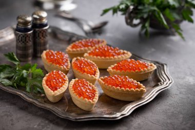 Kırmızı havyar, şenlikli bir tablo. Balık davranır. Vintage çanak çömlek