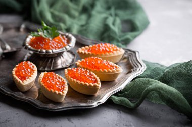 Kırmızı havyar, şenlikli bir tablo. Balık davranır. Vintage çanak çömlek