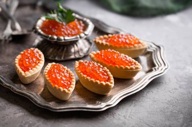 Kırmızı havyar, şenlikli bir tablo. Balık davranır. Vintage çanak çömlek