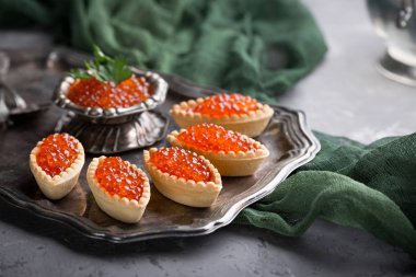 Kırmızı havyar, şenlikli bir tablo. Balık davranır. Vintage çanak çömlek