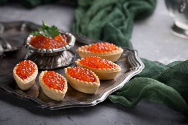 Kırmızı havyar, şenlikli bir tablo. Balık davranır. Vintage çanak çömlek