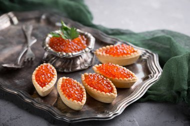 Kırmızı havyar, şenlikli bir tablo. Balık davranır. Vintage çanak çömlek