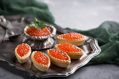 Kırmızı havyar, şenlikli bir tablo. Balık davranır. Vintage çanak çömlek