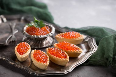 Kırmızı havyar, şenlikli bir tablo. Balık davranır. Vintage çanak çömlek