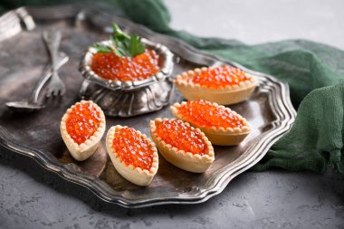 Kırmızı havyar, şenlikli bir tablo. Balık davranır. Vintage çanak çömlek