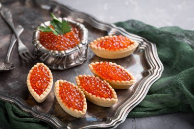 Kırmızı havyar, şenlikli bir tablo. Balık davranır. Vintage çanak çömlek