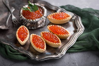 Kırmızı havyar, şenlikli bir tablo. Balık davranır. Vintage çanak çömlek