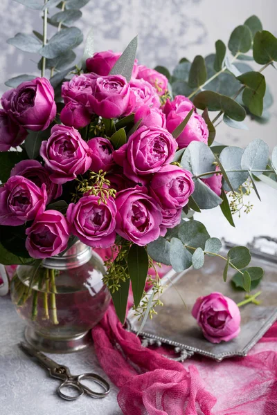 Hermoso ramo. Rosas de Austin en un jarrón vintage. Las tijeras cortan la rosa acostada en la bandeja. Copiar espacio . — Foto de Stock