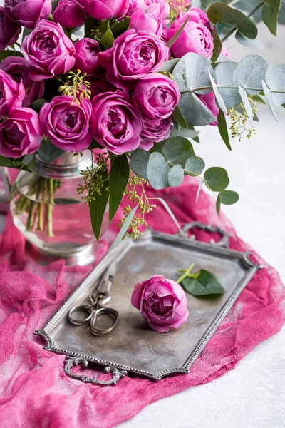 Hermoso ramo. Rosas de Austin en un jarrón vintage. Las tijeras cortan la rosa acostada en la bandeja. Copiar espacio . — Foto de Stock