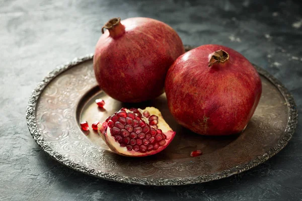 Vintage bir tabak içinde kırmızı Lal. Güzel bir ışık ile karanlık bir yerde. Karanlık yatay fotoğraf 2:3. Kopya alanı.