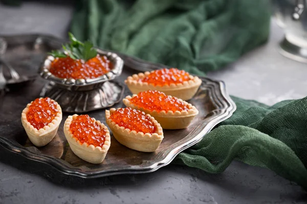 Caviar rojo, una mesa festiva. Dulces de pescado. Vajilla vintage —  Fotos de Stock