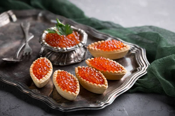 Caviar rojo, una mesa festiva. Dulces de pescado. Vajilla vintage —  Fotos de Stock