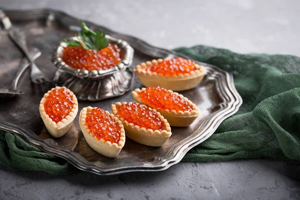 Caviar rojo, una mesa festiva. Dulces de pescado. Vajilla vintage —  Fotos de Stock