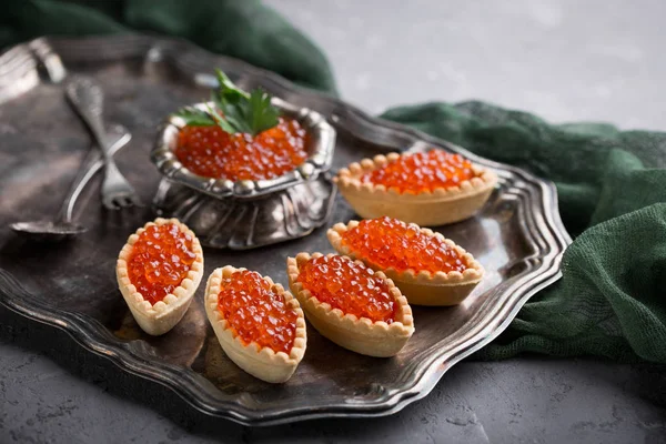 Caviar rojo, una mesa festiva. Dulces de pescado. Vajilla vintage —  Fotos de Stock