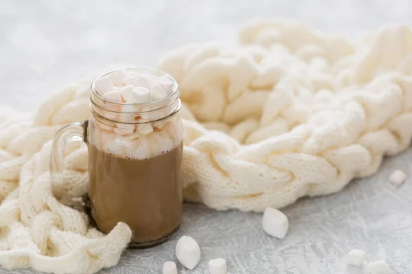 Calor e conforto. Cacau com marshmallows. O meu coração está cheio de amor — Fotografia de Stock