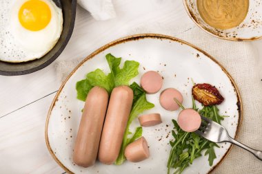 Sosis et kasap. Ahşap arka plan kopya alanı ile.