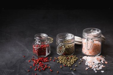 Oryantal baharatlar ve otlar kavanoz.