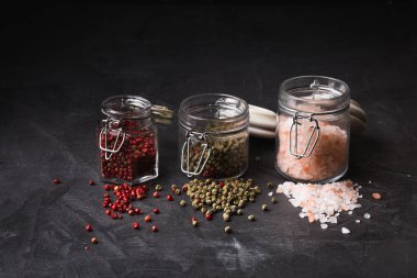 Oryantal baharatlar ve otlar kavanoz.