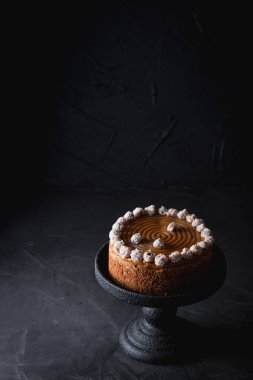 Tuzlu karamel ve fındık ile bir doğum günü pastası.