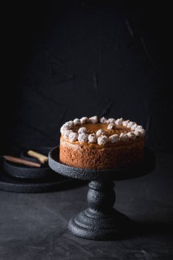 Tuzlu karamel ve fındık ile bir doğum günü pastası.