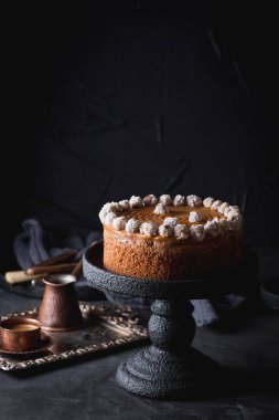 Tuzlu karamel ve fındık ile bir doğum günü pastası.