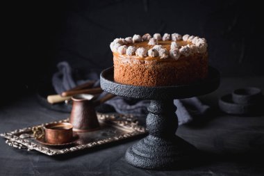 Tuzlu karamel ve fındık ile bir doğum günü pastası.