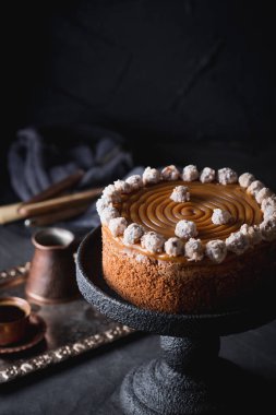 Tuzlu karamel ve fındık ile bir doğum günü pastası.