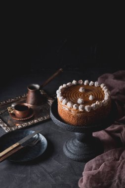 Tuzlu karamel ve fındık ile bir doğum günü pastası.