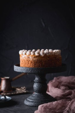 Tuzlu karamel ve fındık ile bir doğum günü pastası.