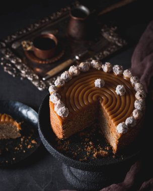 Tuzlu karamel ve fındık ile bir doğum günü pastası.