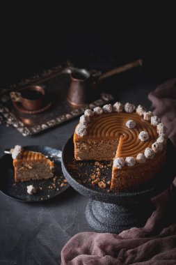 Tuzlu karamel ve fındık ile bir doğum günü pastası.
