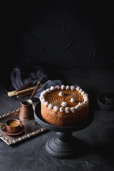 Un gâteau d'anniversaire au caramel salé et noisettes . — Photo