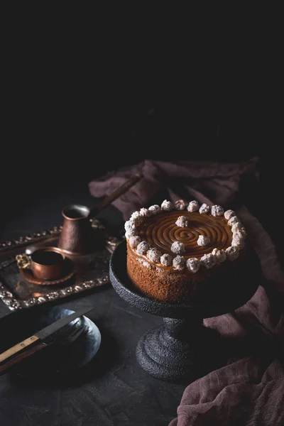 誕生日のケーキ塩キャラメルとヘーゼル ナッツ. — ストック写真