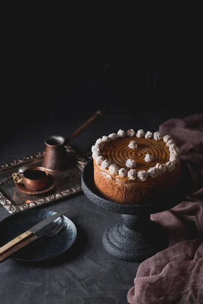 Un gâteau d'anniversaire au caramel salé et noisettes . — Photo