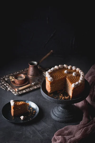 Un gâteau d'anniversaire au caramel salé et noisettes . — Photo