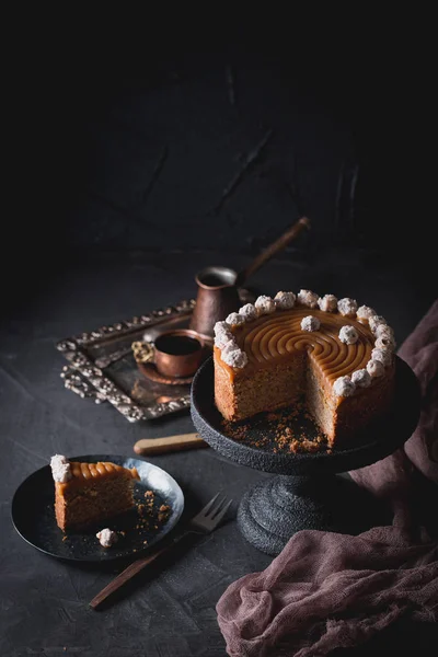 Un gâteau d'anniversaire au caramel salé et noisettes . — Photo