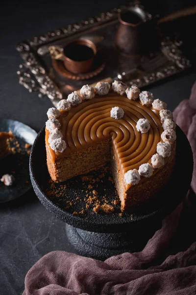 Tuzlu karamel ve fındık ile bir doğum günü pastası. — Stok fotoğraf