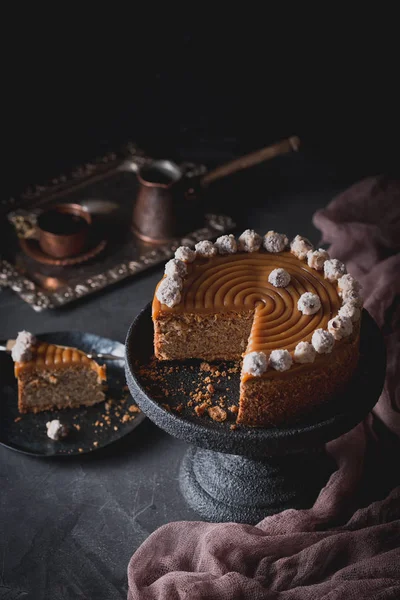 Tort urodzinowy z solonego karmelu i orzechy laskowe. — Zdjęcie stockowe