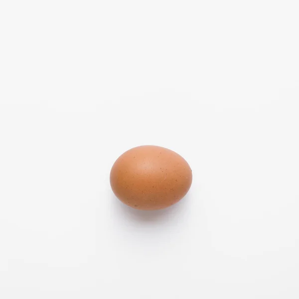 Куриное яйцо, перепелиное яйцо. Пасха. Изолированный белый фон . — стоковое фото