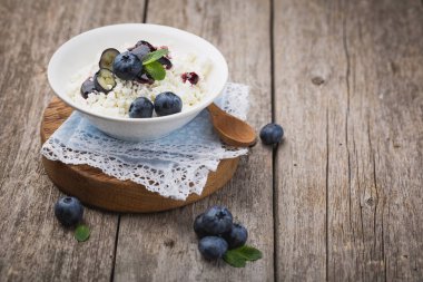 Rustik bir yazlık. Masaya bahçeden. Seramik, ahşap arka plan. Kopya alanı.