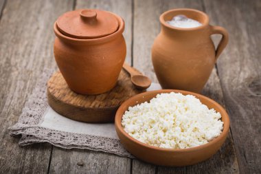 Rustik bir yazlık. Masaya bahçeden. Seramik, ahşap arka plan. Kopya alanı.