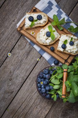 ekmek ahşap arka plan üzerinde ahşap bir gemide kepek ile çilek