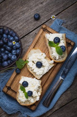 ekmek ahşap arka plan üzerinde ahşap bir gemide kepek ile çilek