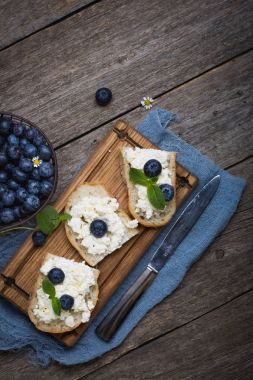 ekmek ahşap arka plan üzerinde ahşap bir gemide kepek ile çilek