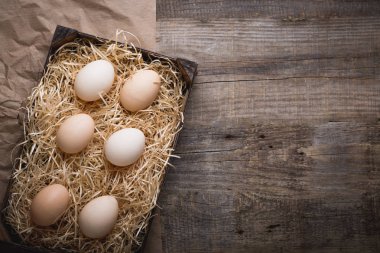 Taze saman üzerinde mezarda Köyü yumurta bırakırlar. Rustik tarzı. Lezzetli bir pasta, tarım ürünleri, diyet ve beslenme için malzemeler. Kopya alanı.